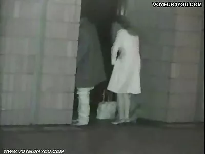 אמא רוסייה בפיינואר הגישה את הזין כוסית מזדינת של בנה ממש במטבח כדי שאבא לא יראה.
