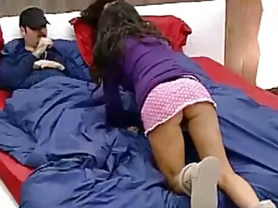 הבן גרם לאמא ג'ינג'ית למצוץ את משחקי סקס חינם הזין השמן שלו.