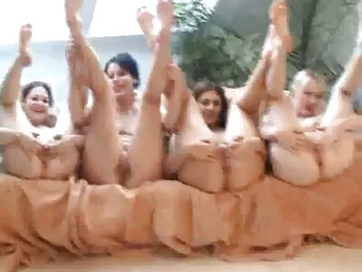 בן מתולתל מזיין סקס תותה חינם אמא ג'ינג'ית בתנוחת סרטן.