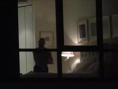 שתי בנות צעירות מוצצות את הזין של סכס חינם אבא שלהן על ברכיהן.