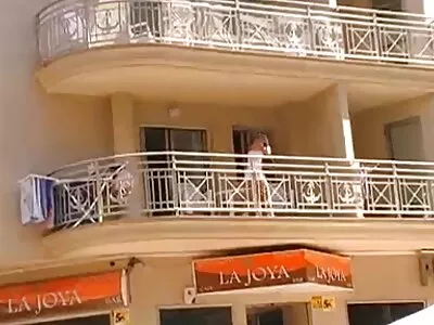 האח מורה מזדינת הגדול מתרוצץ אל אחותו, והיא נותנת לו פורנו גילוי עריות תוצרת בית.